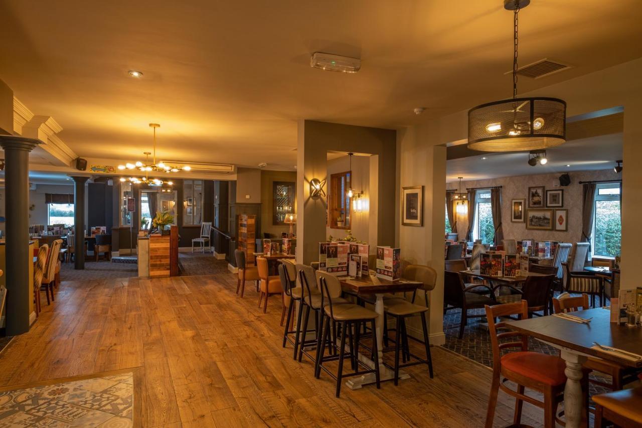 The Churchill By Greene King Inns Royal Wootton Bassett Ngoại thất bức ảnh