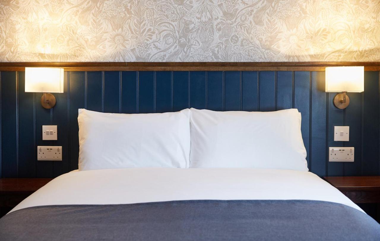 The Churchill By Greene King Inns Royal Wootton Bassett Ngoại thất bức ảnh